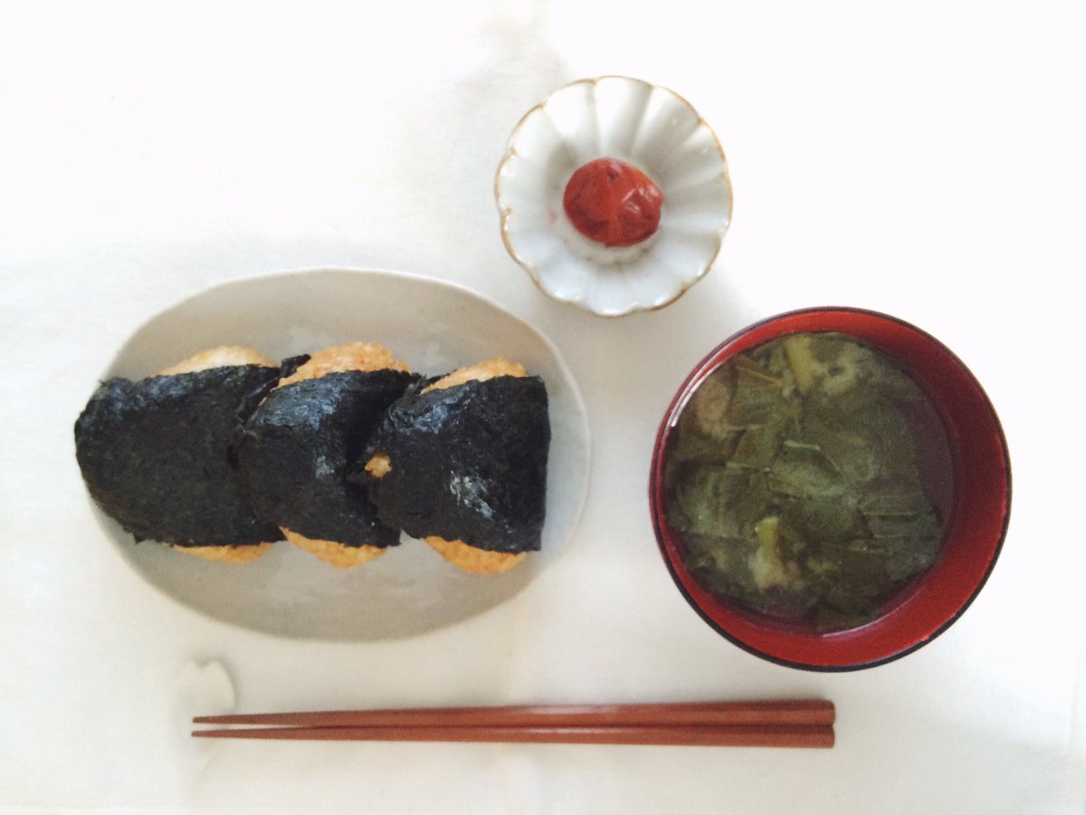 お昼ごはん
＊焼きおにぎり
＊お味噌汁
＊梅干し

父の方の祖母が作ってくれた
焼きおにぎり

母の実家は野菜を作っていて
父の実家はバーベキューする
ってなると山で猪や鹿を捕って
さばいて持ってきてくれる

お肉も野菜も充実😛
