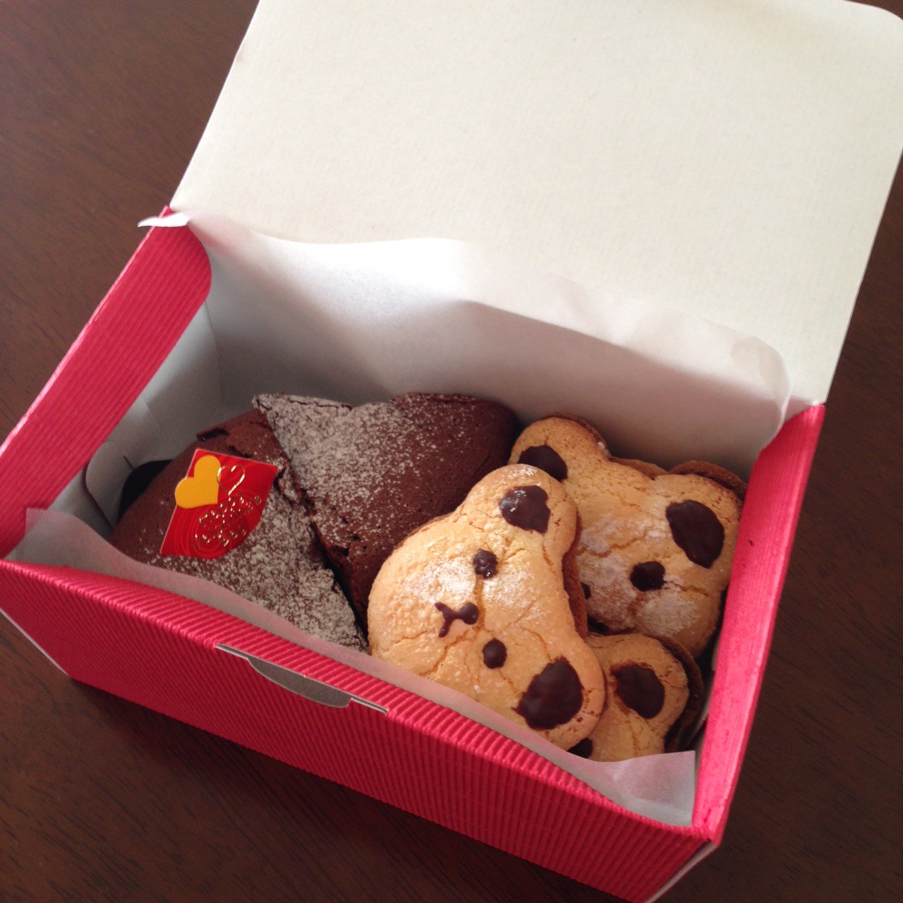 ももこ バレンタインのラッピング 赤い箱にできるだけお菓子を詰め込むー この箱はセリアで購入 100均なのにこれはかわいい 本命にプレゼントしてきますー バレンタイン T Co Uopz5fns77 Twitter