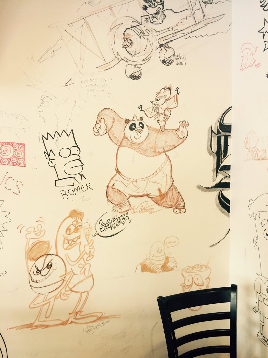 お昼ご飯で入ったサンドイッチ屋さんの壁に、いろんなアニメ会社のスタッフさんの落書きがあってご飯どころじゃなかった