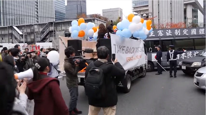 怖がられてなんぼの商売街宣右翼 平和的なデモを妨害に来たら 参加者にど詰めにされてビビり 通行人の失笑を買う ゴミ右翼 Togetter 怖がられてなんぼの商売街宣右翼 平和的なデモを妨害に来たら 参加者にど詰めにされてビビり 通行人の失笑を買う ゴミ右翼 Togetter