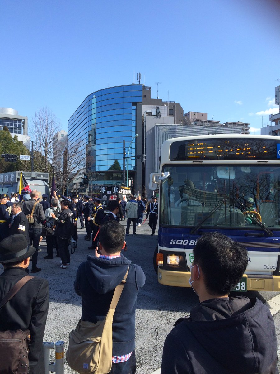 怖がられてなんぼの商売街宣右翼 平和的なデモを妨害に来たら 参加者にど詰めにされてビビり 通行人の失笑を買う ゴミ右翼 Togetter