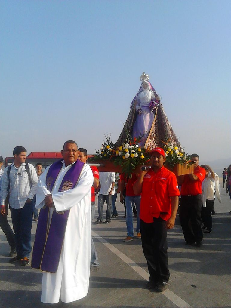 MantoMariano's tweet photo. Feligreses de la parroquia #LaCandelaria visitaron Monumento Manto de María #DivinaPastora. Dios les bendiga https://t.co/n38QzNzQwl