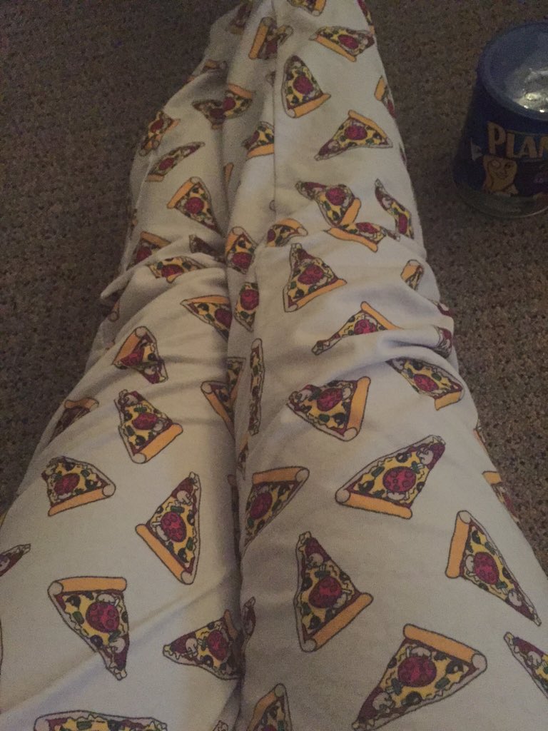 beeznhis's tweet photo. @uhMaryca all I want to do is order pizza n watch HP w u https://t.co/T3qoSxKU7d