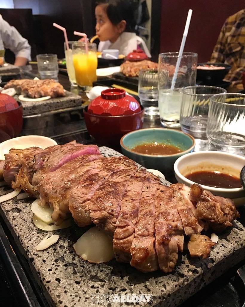 type_k's tweet photo. ---2016/02/14
.
ウチのオヤジが行こうよって言うんで、来てみました。1ポンドサーロイン。
.
#石焼ステーキ贅 
#サーロイン
#サーロインステーキ 
#ステーキ
#1ポンド
#serloin
#steak
#1po… https://t.co/PEO0nzRsyp