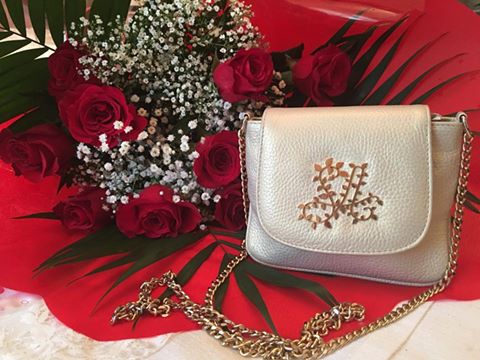 mundosona's tweet photo. @mundosona #mundosona #handmade #luxury #style #madeinspain #hechoamano#sanvalentin #lovce #rosasrojas #bolsojoya https://t.co/M5q4enbM9z