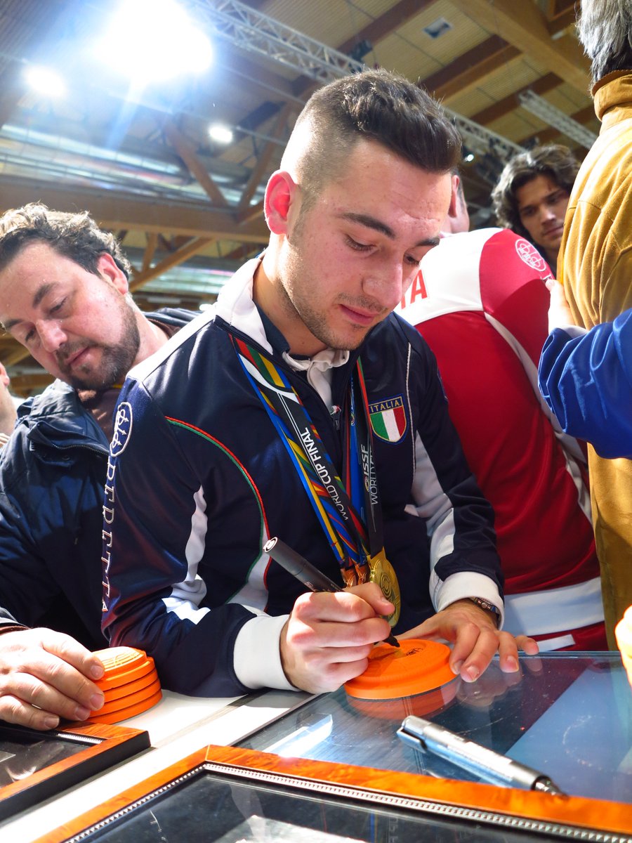 Beretta_1526's tweet photo. I campioni #Beretta firmano piattelli e scattano selfie col pubblico a #HITshow #Berettaisbetter #BerettaHIT2016 https://t.co/FGbHZ8hsrC