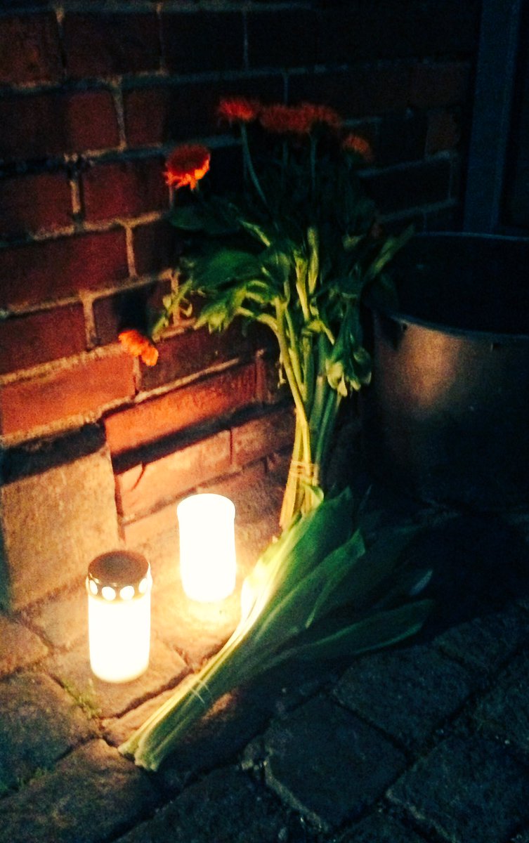 RikkePein's tweet photo. Blomster og lys ved Krudttønden her til morgen #vimindes #aardagsforangrebet #tv2news https://t.co/GfOq6mPtHq