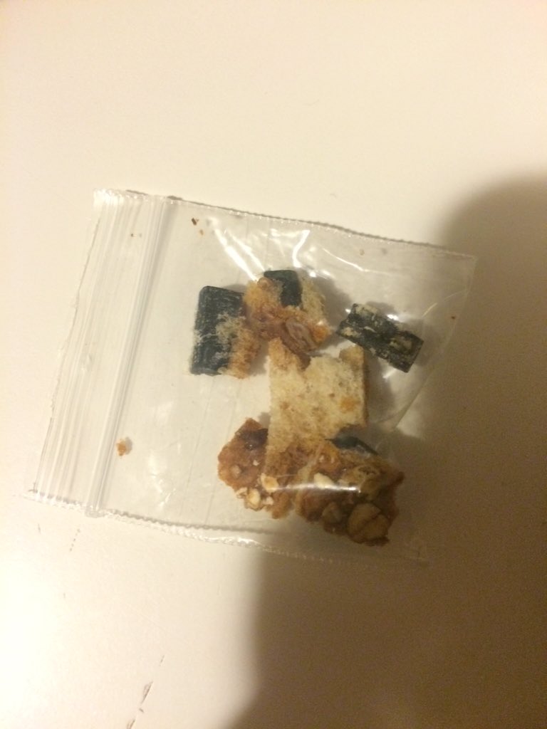 violetmoore_'s tweet photo. my mom found plastic in 4 pieces of bread from franz bread ?? we're very disappointed with this. don't buy it !! https://t.co/nKcp2jUo6z