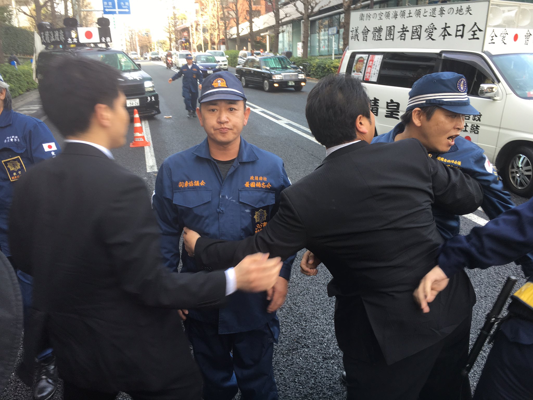 Gaku 還暦過ぎてます Yshdykhr 国労の制服ではありませんよ 右翼 のはいわゆる戦闘服 鉄道労働者が着てるのは作業服 上下つなぎの丈夫な服だから似てますが 右翼と一緒にされたのでは国労のみなさんが怒りますよwww Twitter