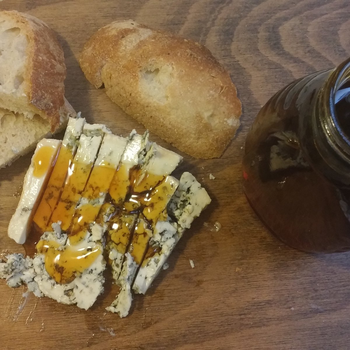 egricayirbal's tweet photo. Bal ve mavi peynir uyumunu ve lezzetini kesfet. #bal #peynir #lezzet #egricayir #biohoney #mersin #bluecheese https://t.co/Q5S2DxSFCf