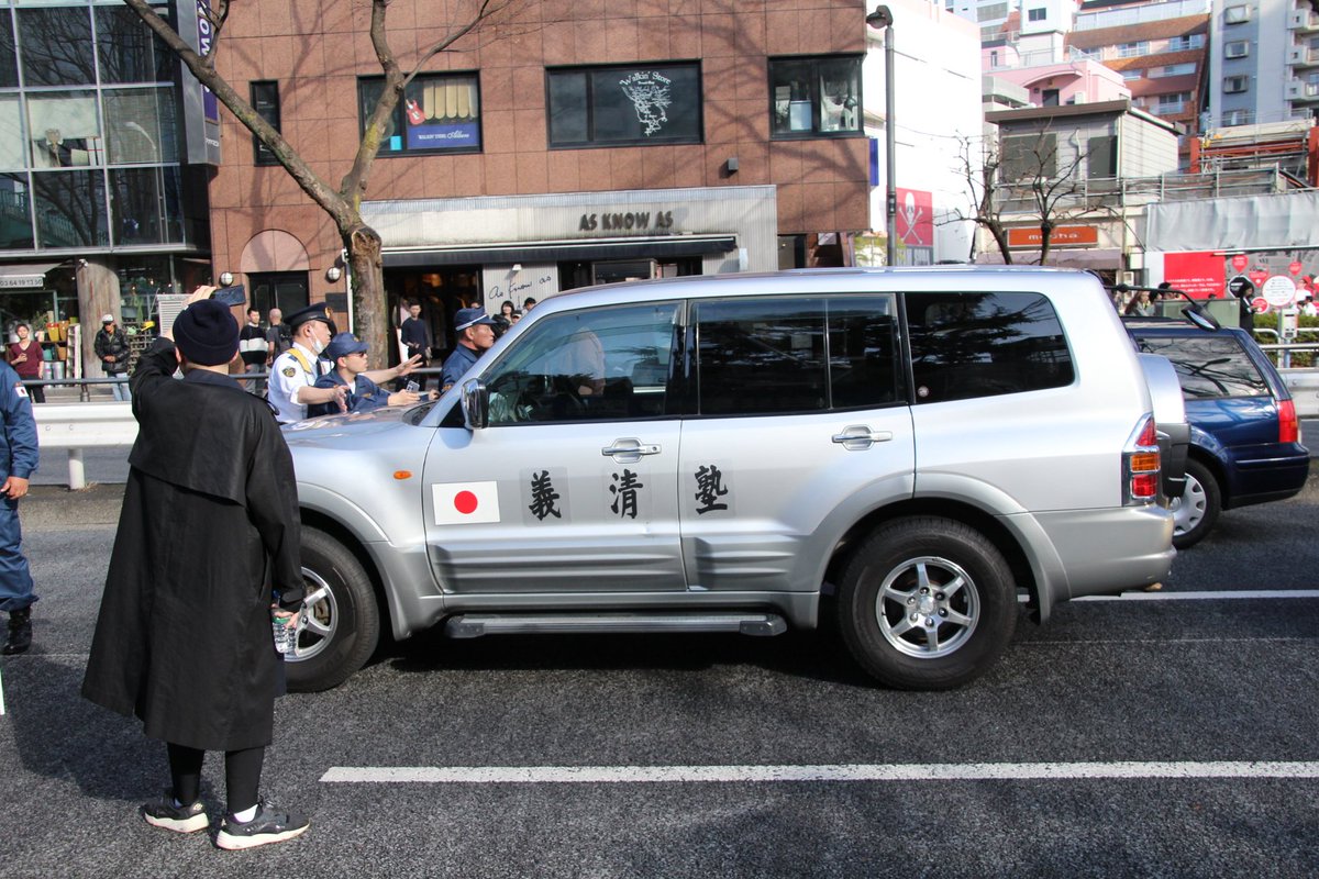 怖がられてなんぼの商売街宣右翼 平和的なデモを妨害に来たら 参加者にど詰めにされてビビり 通行人の失笑を買う ゴミ右翼 2ページ目 Togetter 怖がられてなんぼの商売街宣右翼 平和的なデモを妨害に来たら 参加者にど詰めにされてビビり 通行人の失笑を買う ゴミ右翼 2ページ目 Togetter