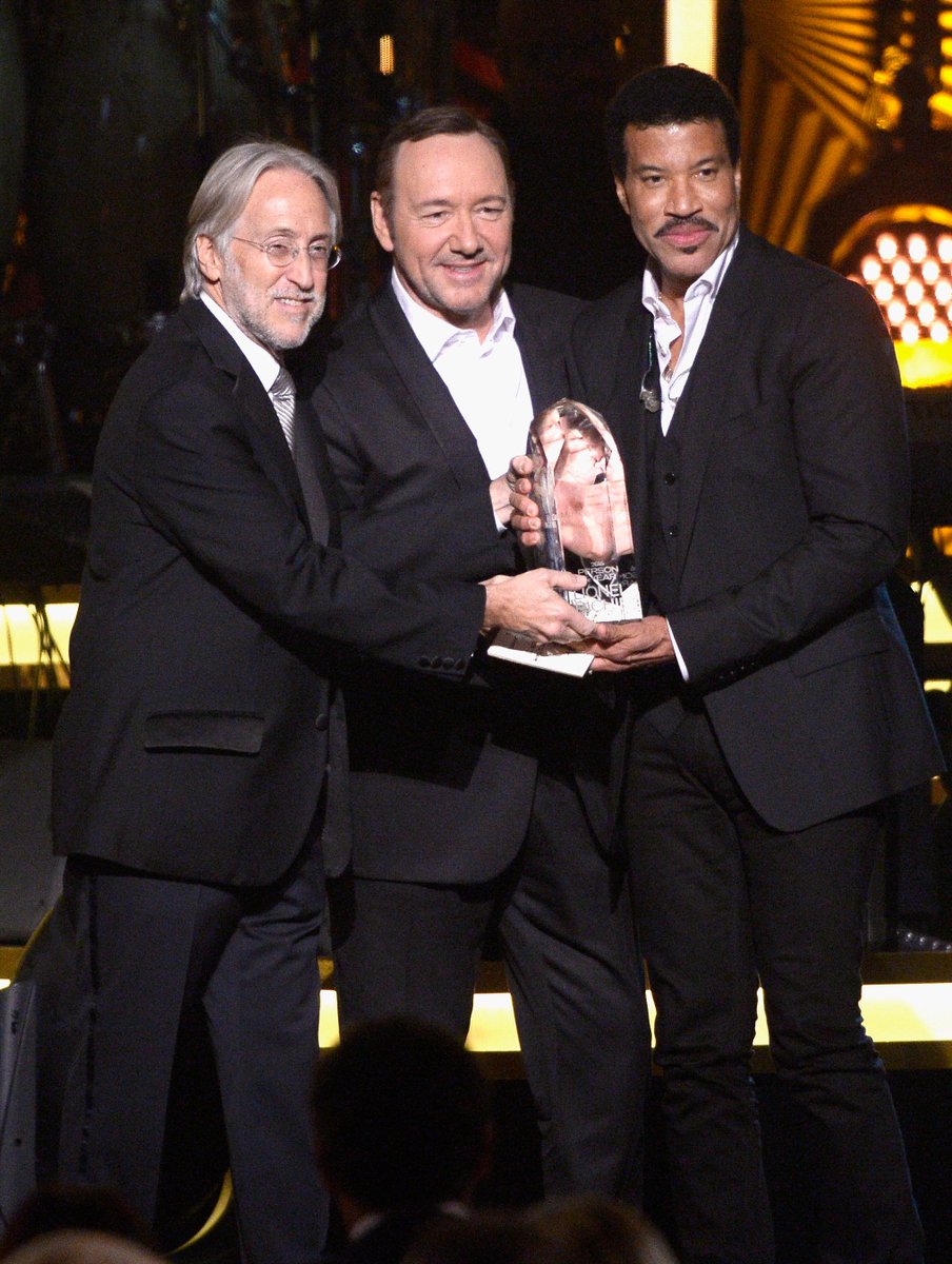 MusiCares's tweet image. .@LionelRichie accepting his Person of the Year honor from @KevinSpacey &amp;amp; President/CEO Neil Portnow #MusiCaresPOTY