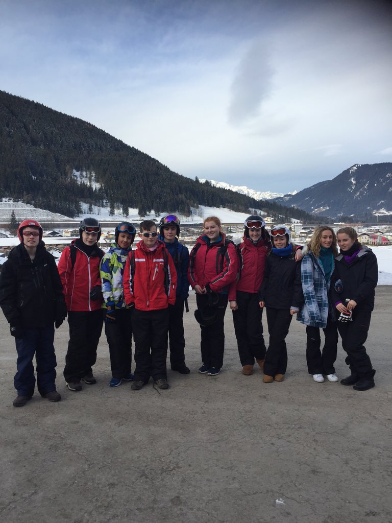 CromptonHousePE's tweet photo. Year 9 &amp; 11 🎿 https://t.co/YQxMoKKnJK