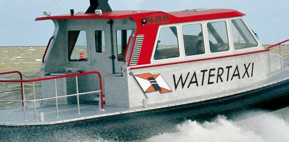Niet vermeld op de site van <a href="/wadtaxi/">Wagenborg Watertaxi</a> maar om 11.30 uur watertaxi vanaf Ameland en 11.45 uur vanaf Holwerd.
