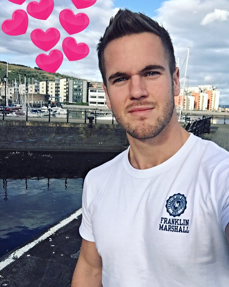 💕 Happy Valentine's Day 💕
Who's taking me out then? #young #single and #horny! 😂