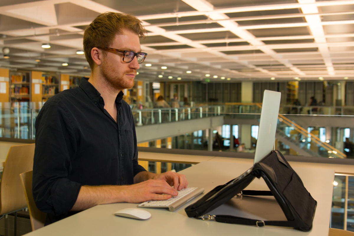 Helcy is the only laptop bag that actually improves your posture. producthunt.com/tech/helcy by <a href="/AmandaBirkenh/">Amanda Birkenholz</a> 💻🙏