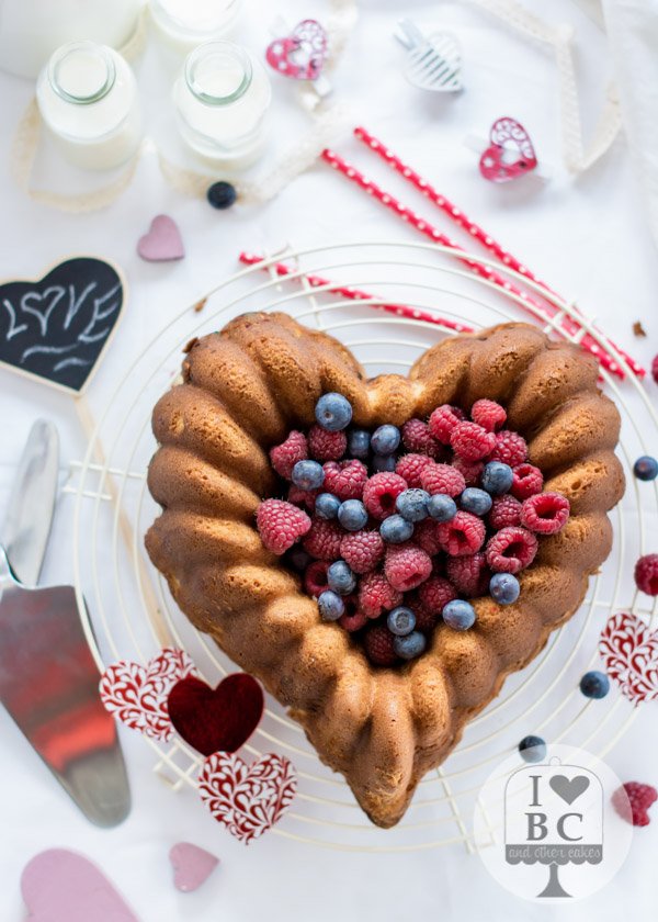 Feliz día de San Valentín! Bundt cake de frutos rojos Molde Heart de <a href="/NordicWareEs/">NordicWareEs</a> ilovebundtcakes.com/bundt-cake-de-…