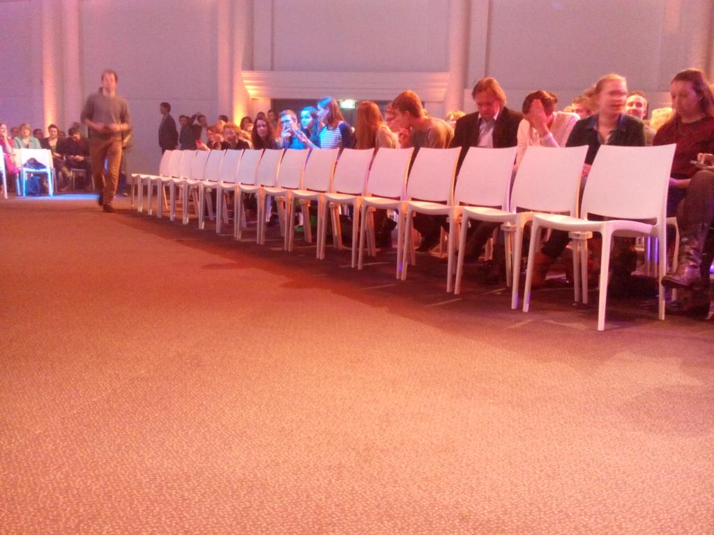 Knuffeldraak's tweet photo. Typisch dat de voorste rij altijd leeg is... #jongcon16 https://t.co/aZMJUC5eSi