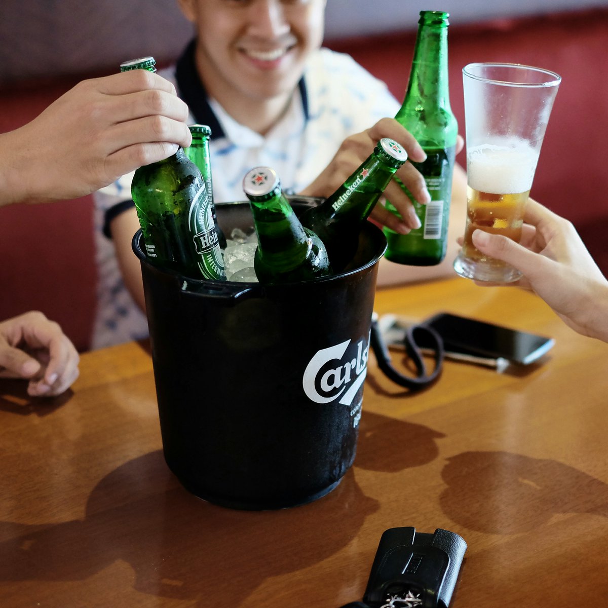 OhLaLa_ID's tweet photo. How's ur valentine day so far? If u're not in a relationship, don’t be sad. Ask friends to have a beer or two! https://t.co/UFvoIyOjsk