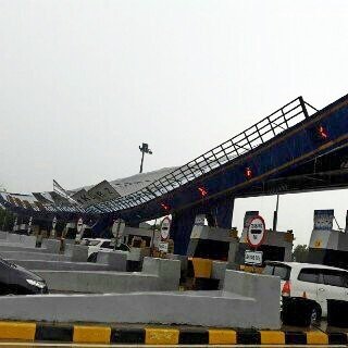 daraprayoga_'s tweet photo. Besok Senin, dan gerbang tol JORR kayak gini kondisinya. Mengheningkan cipta buat nax bkz yg kerja di jkt. 😢 https://t.co/PK929gsVrp