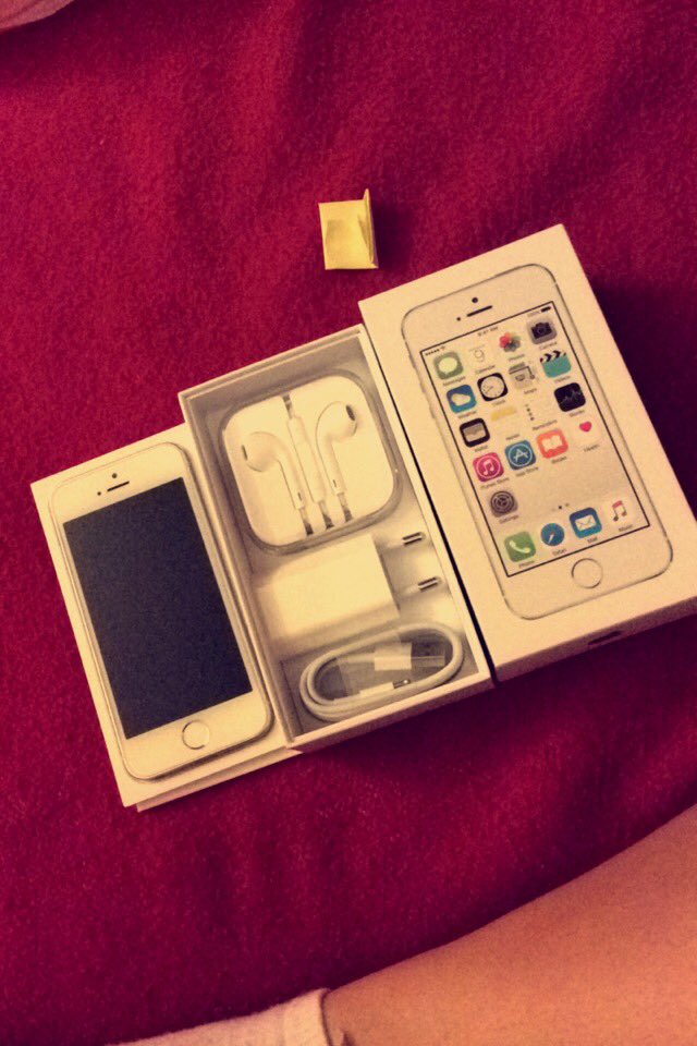 MelissaIlo's tweet photo. Ich glaube das war's dann mit meinem IPhone.. Und herzlichen Glückwunsch in meinen Händen neues IPhone 5s ! 😍❤️ https://t.co/RIU84Xszyo