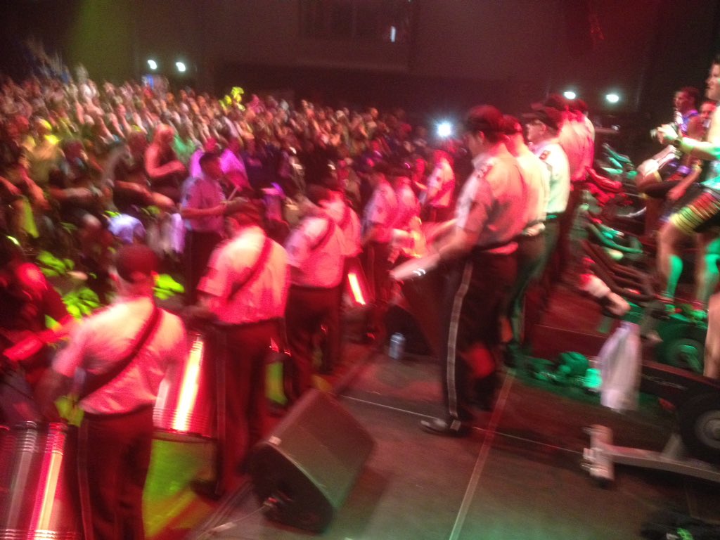 fredkoops's tweet image. Persoonlijke aanmoediging goed zo douaneharmonie