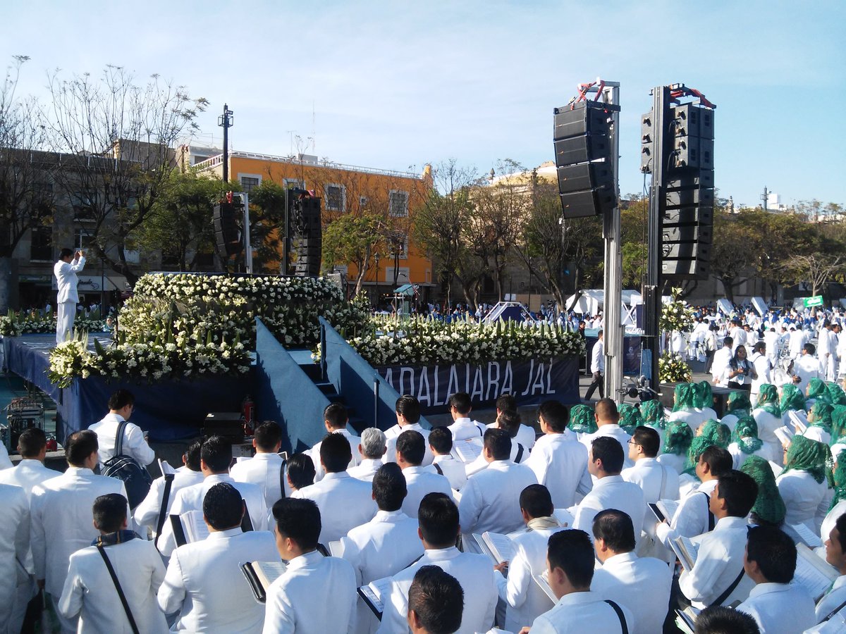 GYisay's tweet photo. Incontenible el gozo al escuchar "Tu eres Dios " coro de Guadalajara #SoyLuzdelMundo
#LdmBautismos https://t.co/xnRpMq08QQ