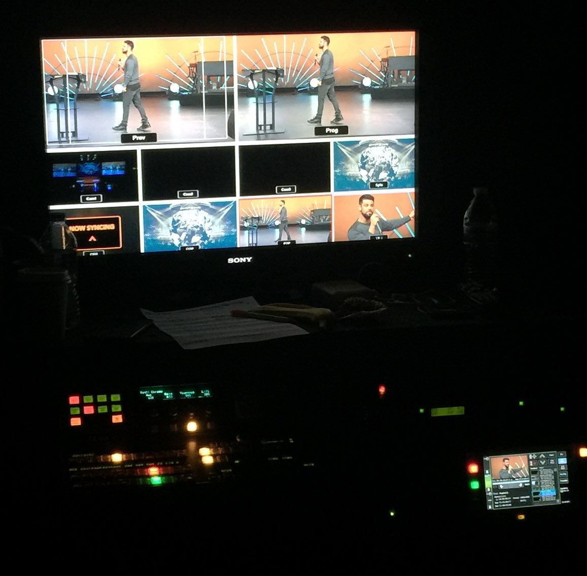 ceacharlotte's tweet image. @stevenfurtick KEEPS @ElevationChurch engaged during worship "Motion Creates Emotions" #TouchYourNeighbor #emotion