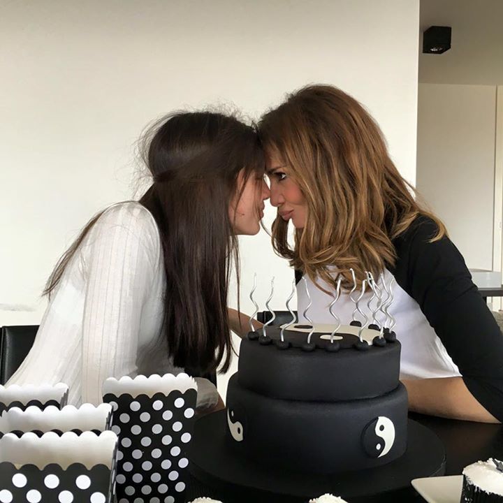 Θυμάμαι την πρώτη φορά που την είδα...σα χθες...
Το πρώτο της χαμόγελο...την πρώτη φορά που έβγαλε δοντάκια...την έ…