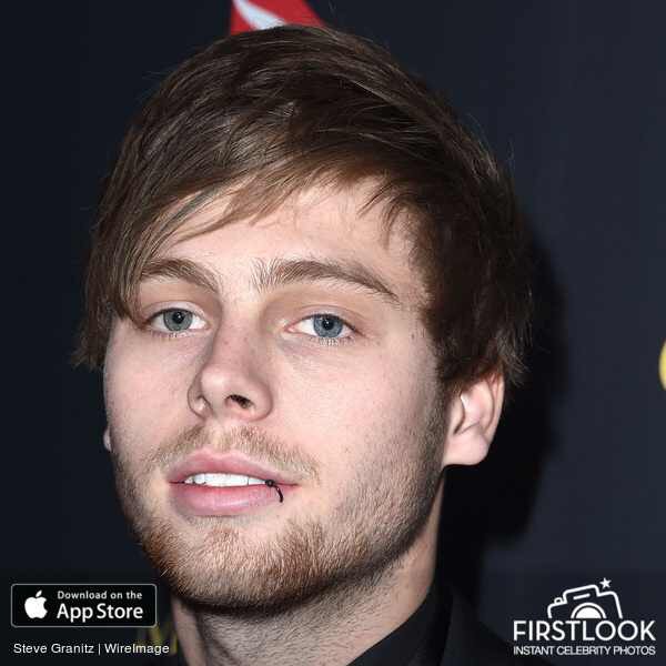 FirstLook5SOS's tweet image. Hey girl, Luke says Happy Valentine's Day.  getfirstlook.com/card/KZNXEK/lo…