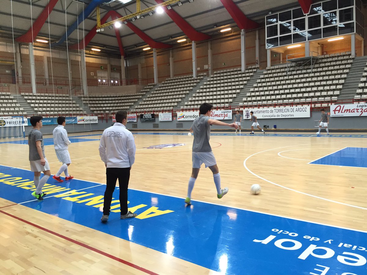 CRC_Chamartin's tweet photo. Calentamos motores! Veinte minutos para el comienzo del partido! #GoCPFS https://t.co/XupJ9KtyoF
