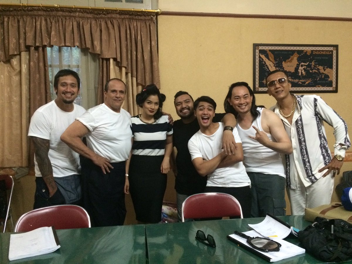 t_ORASUDI_ro's tweet photo. Pas ngumpul barengan nih #demicintathemovie https://t.co/SHshfeBnKm