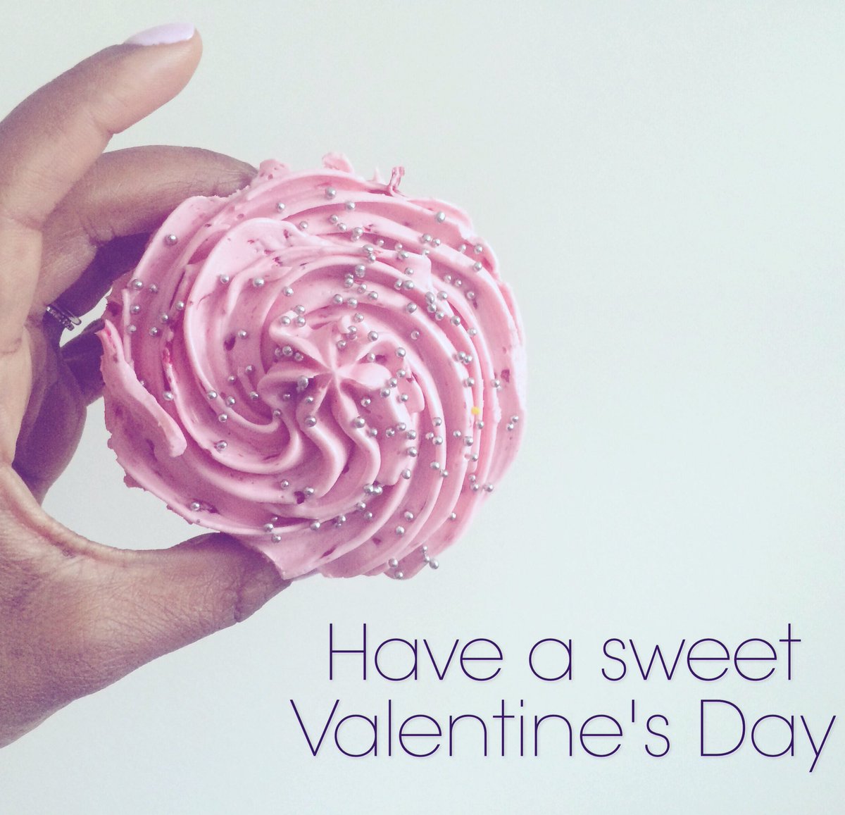 KeepupwithKtown's tweet photo. What better day than Sunday to celebrate love with sweets? (Cupcake from @BBBakery) #ygk #sweets #ValentinesDay https://t.co/UUHzqYffZl