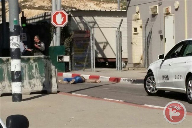 AbbsWinston's tweet photo. Zionist Terrorist executed Palestinian male at a checkpoint in Bethlehem, 3rd 2B executed today. All denied Med AID https://t.co/gAUkv7HsZH