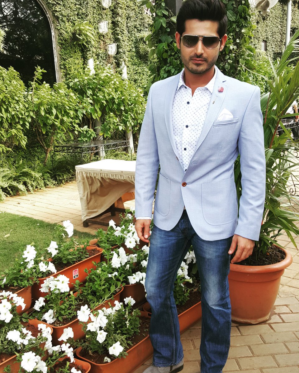 omkarkapoor's tweet photo. @mid_day derby race 😎Styled by the talented @akankshasavanal https://t.co/DH81LN91NZ