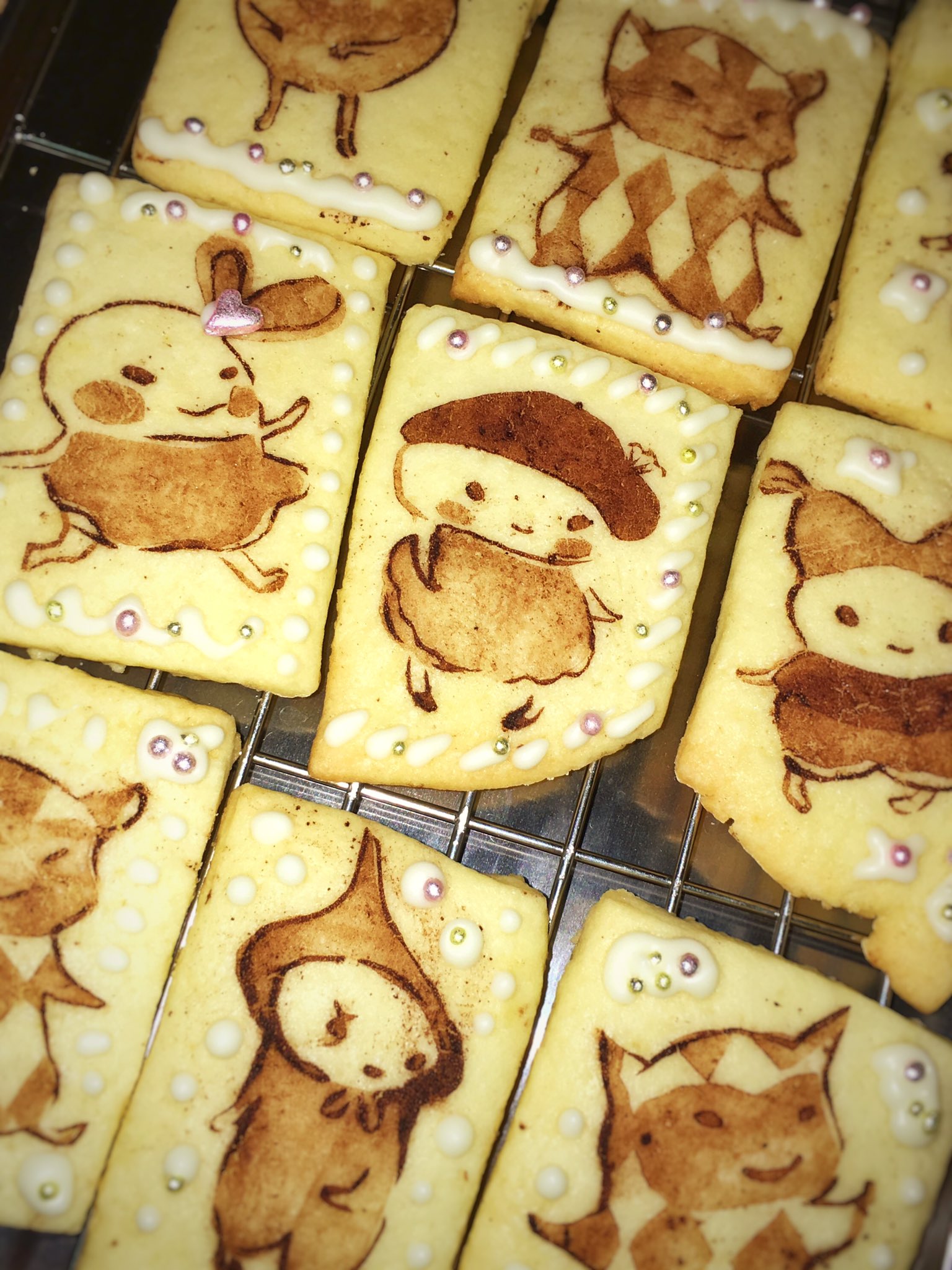 シイコ ｃ子 手作りクッキー作った ココアパウダーでステンシルみたいに模様を付けて焼いて チョコペンとアラザンで軽くデコって完成 妹様のリクエストでlittle Pink Amp Brokigaってキャラで作ってみたけど こいつら可愛いね T Co