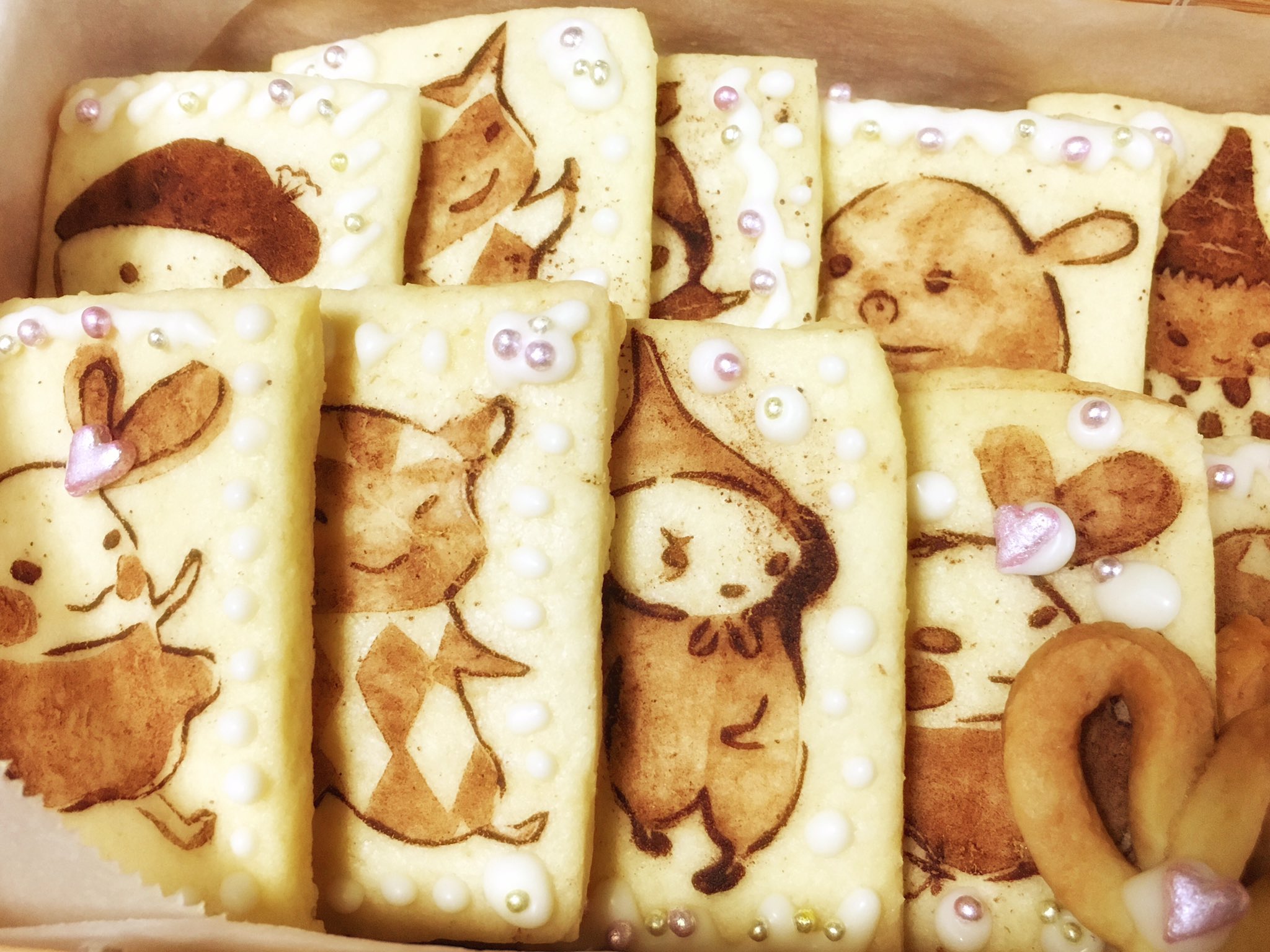シイコ ｃ子 手作りクッキー作った ココアパウダーでステンシルみたいに模様を付けて焼いて チョコペンとアラザンで軽くデコって完成 妹様のリクエストでlittle Pink Amp Brokigaってキャラで作ってみたけど こいつら可愛いね T Co