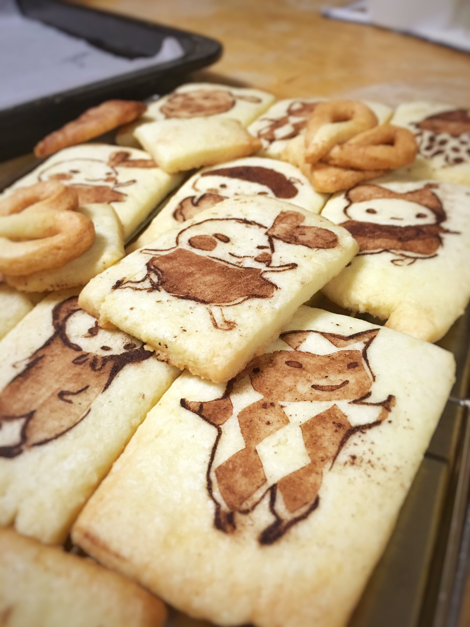 シイコ ｃ子 手作りクッキー作った ココアパウダーでステンシルみたいに模様を付けて焼いて チョコペンとアラザンで軽くデコって完成 妹様のリクエストでlittle Pink Amp Brokigaってキャラで作ってみたけど こいつら可愛いね T Co
