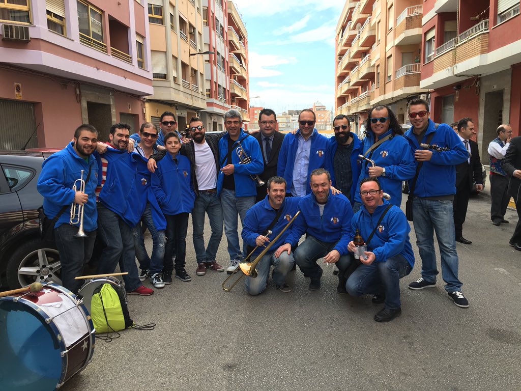afros_s's tweet photo. Esta mañana en la presentación infantil de @FallaCaputxins  !!!  Próxima parada: La Cridà ! #AnemAVolar 😎🤘🏼🎺 https://t.co/8K3akowZkn
