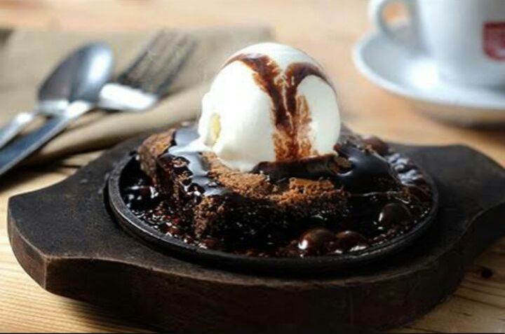 DreamDessertMIC's tweet photo. This #ValentinesWeekend Sizzle ur taste buds &amp; enjoy a scrumptious "#Chocolate #Brownie #Icecream" @DreamDessertMIC https://t.co/3LCQYkMlp4