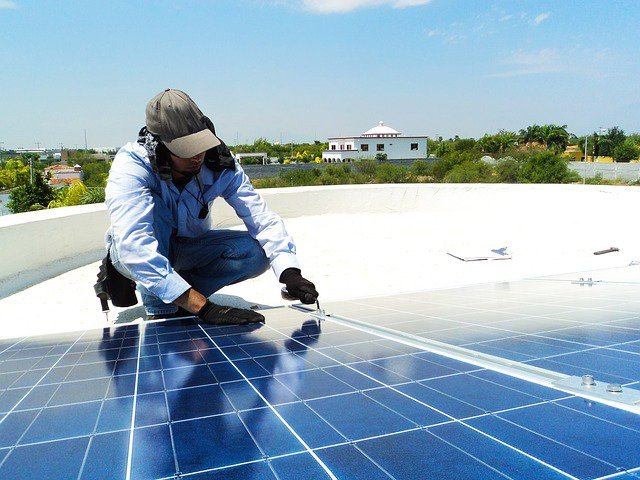 ClimateReality's tweet photo. Is solar energy bad for the economy? Here's what to say next time you hear this tired myth: https://t.co/kkzHa3XT14 https://t.co/u3PFWjTzhs
