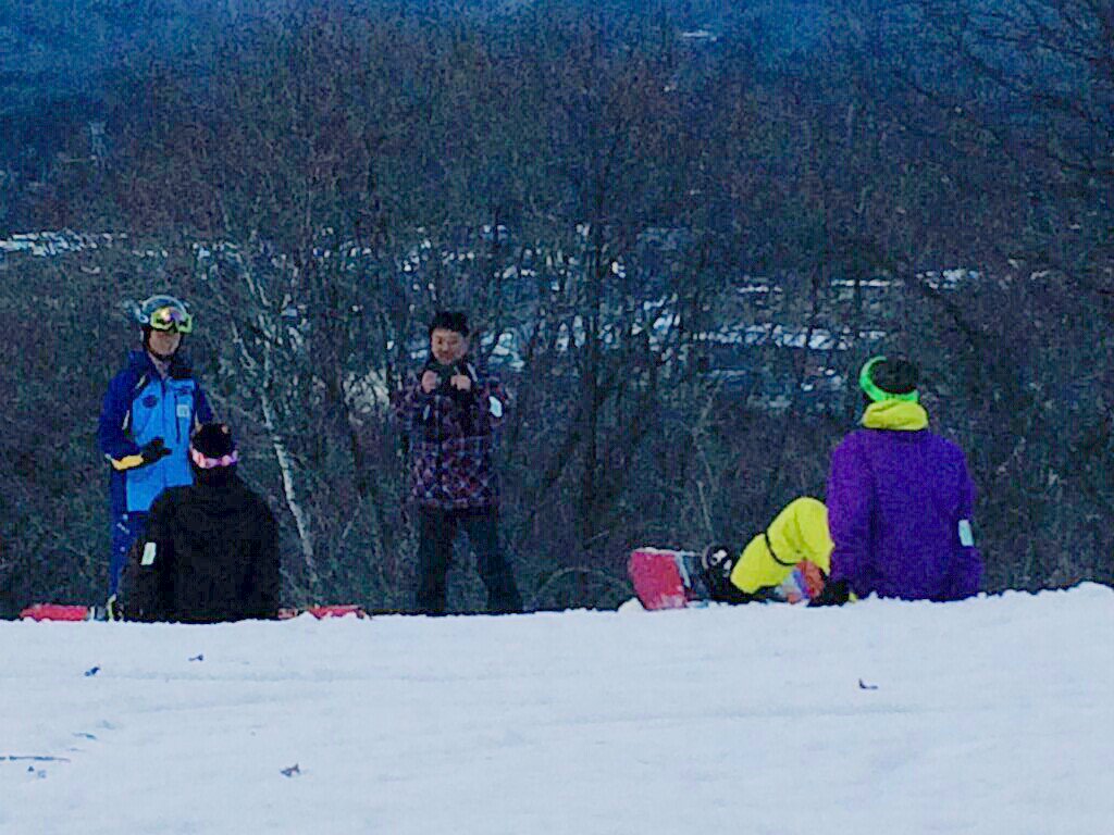 saori629's tweet photo. 本日2/14(日)キスマイメンバー全員で軽井沢のスキー場でインストラクターさんとスノボ練習。明日がキスブサの撮影。宮田くんと千賀くんはゴーグルなし。握手もしていた模様。黒のウェアが北山くんで紫が宮田くん。水色がインストラクターさん。 https://t.co/BGlzOYo7W1