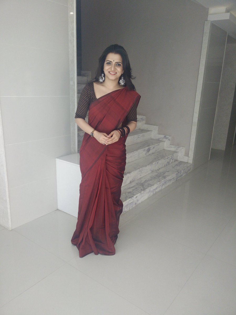 DhivyaDharshini's tweet image. Coimbatore Hindustan coll students thanks for all d LOVE..sound potu pichitenga..hapy to wear #swaadh #simplesaree