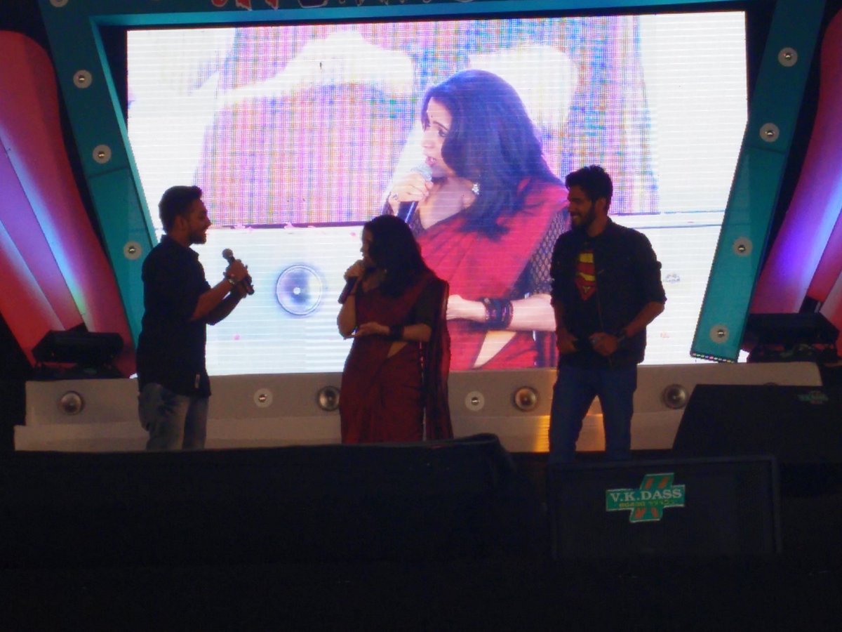 DhivyaDharshini's tweet image. Coimbatore Hindustan coll students thanks for all d LOVE..sound potu pichitenga..hapy to wear #swaadh #simplesaree