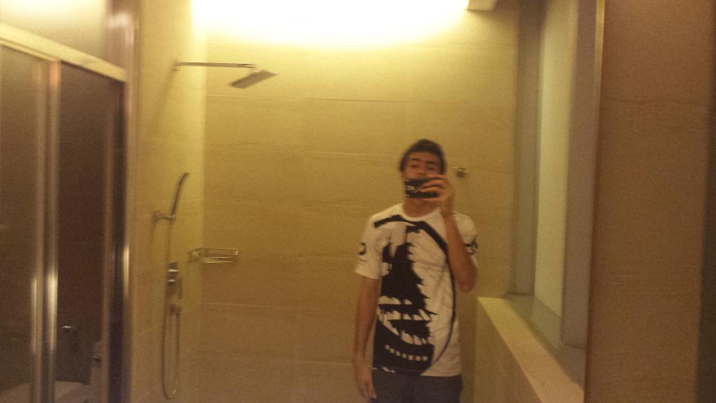 _danielsyafiq's tweet photo. Alone in a suite.. HAHA dammmmnnn this is some space #NewWorldSuites #Bintulu #BombaShell https://t.co/xdZqz93xUI