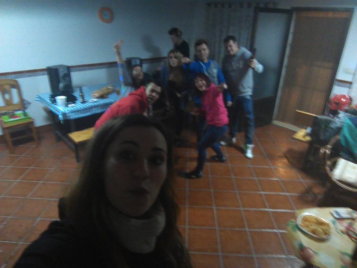 albiti18's tweet photo. Buen sabadoo!!! #ellos #parrillada #musicota #amigos #sabado https://t.co/8FbvM30tsz