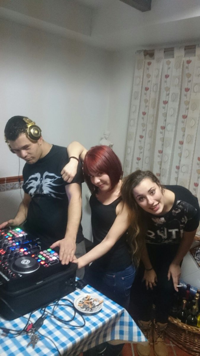 albiti18's tweet photo. Buen sabadoo!!! #ellos #parrillada #musicota #amigos #sabado https://t.co/8FbvM30tsz
