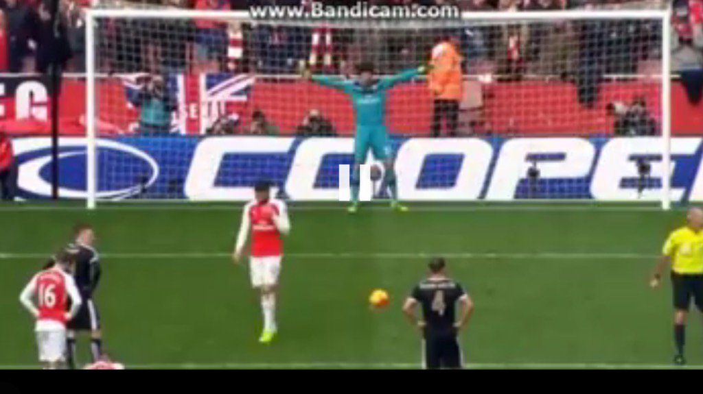 ryancaff1's tweet photo. Giroud should know better than try upset Vardy when he's taking a pen! #chatshitgetbanned #LeicesterVsArsenal https://t.co/YoQFk1fD4R