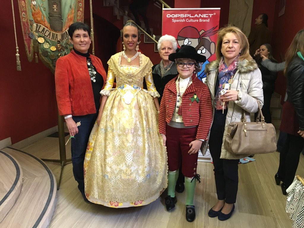 oopsplanet_com's tweet photo. En esta foto hay mucho #amor #falles2016 #fallas @oopsplanet_com #fallas2016 https://t.co/skgM4f1vBC