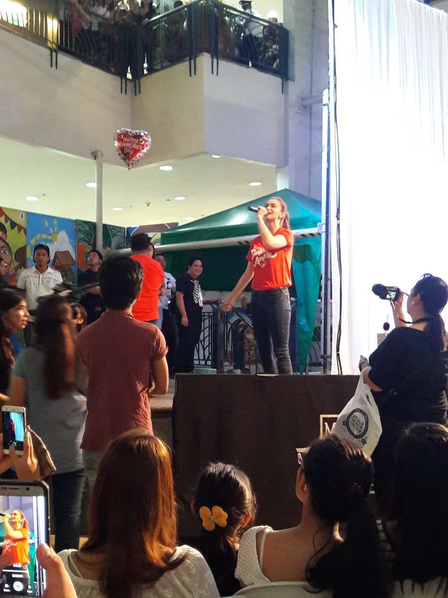 roxanneguzman3's tweet photo. Grand fans day 
#DolceAmoreMarketMarket https://t.co/bhLkpF5H02